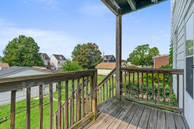 Building Photo - 814 Summit St