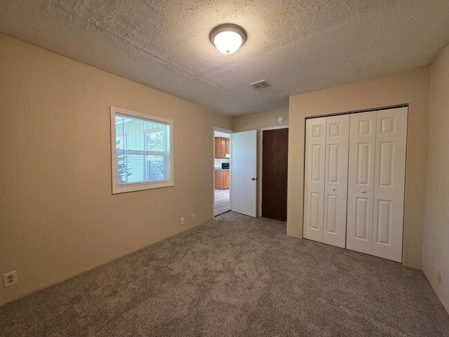 Building Photo - Charming 3 bedroom 2 bath