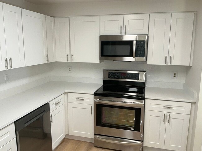 Building Photo - Very well maintained 3 bedroom 2 full 1 half bath town home located in the desired Stonebridge Co...