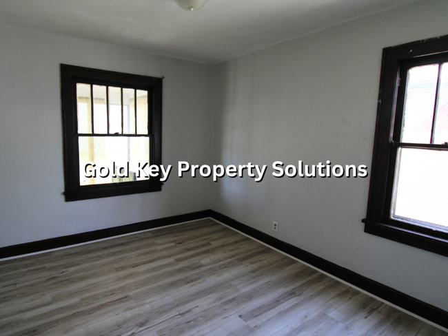 Building Photo - Spacious 2 BR 1 BA House with Central Air ...