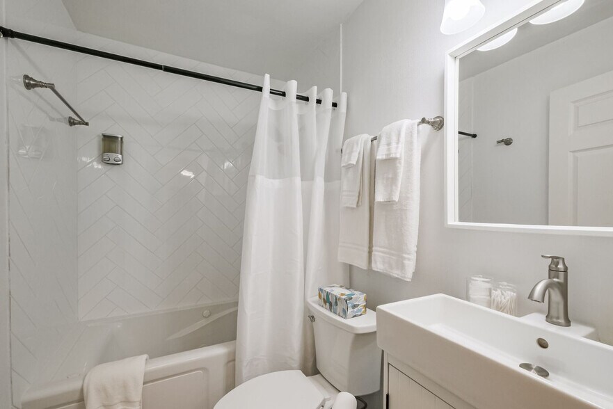 Building Photo - 1329 W 21st St