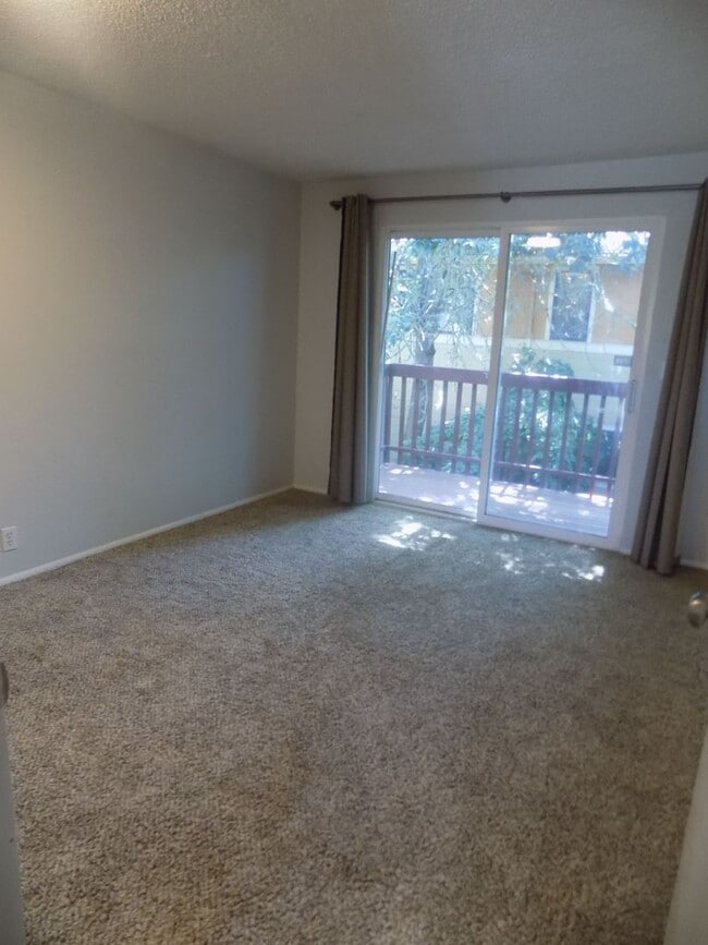 Building Photo - Winter Special-$500 Off-Spacious Three Bedroom, One & half Bathroom Townhouse Condo!