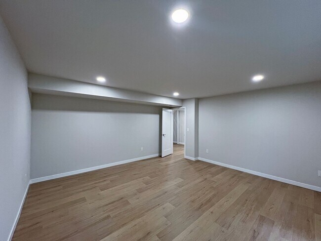 Building Photo - Freshly Remodeled 5BR Home in Prime Bellevue Enatai