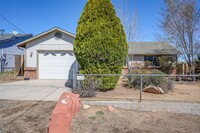 Building Photo - 4 Bedroom + a Den, 2 Bathroom Home For Ren...