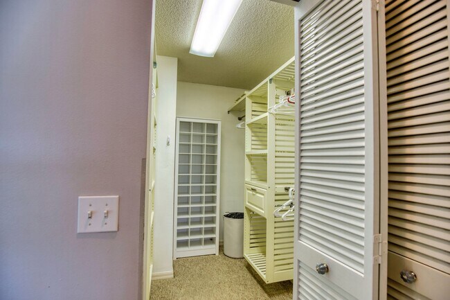 Building Photo - 831 Harrington Lake Ln