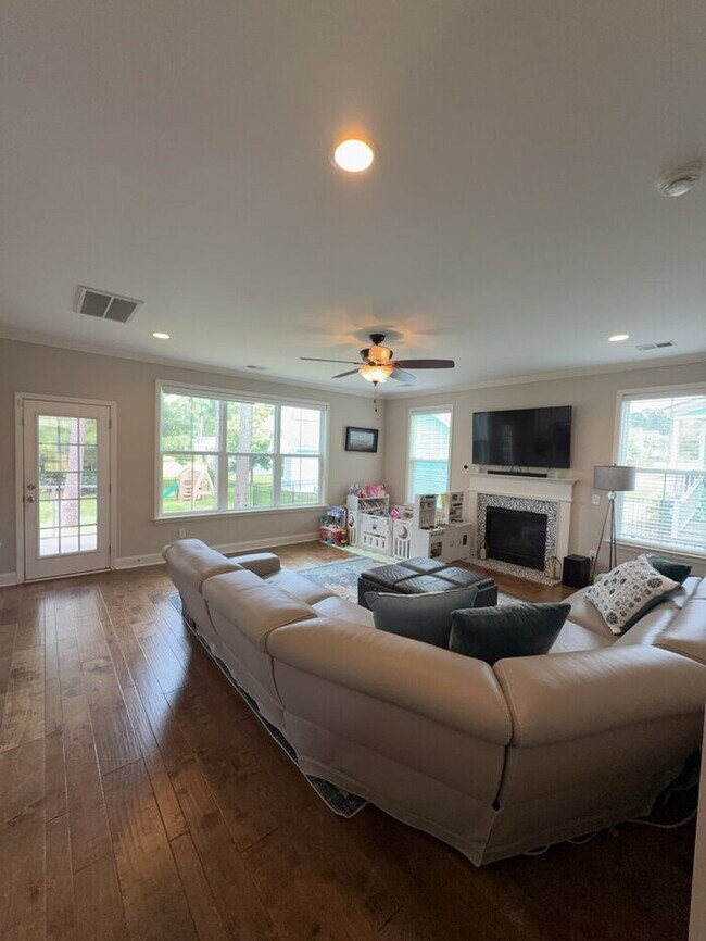 Building Photo - 302 Pond Hill Ct