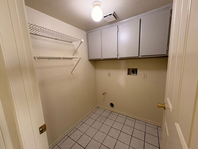 Building Photo - 4 Bed, 2.5 Bath in Rialto!