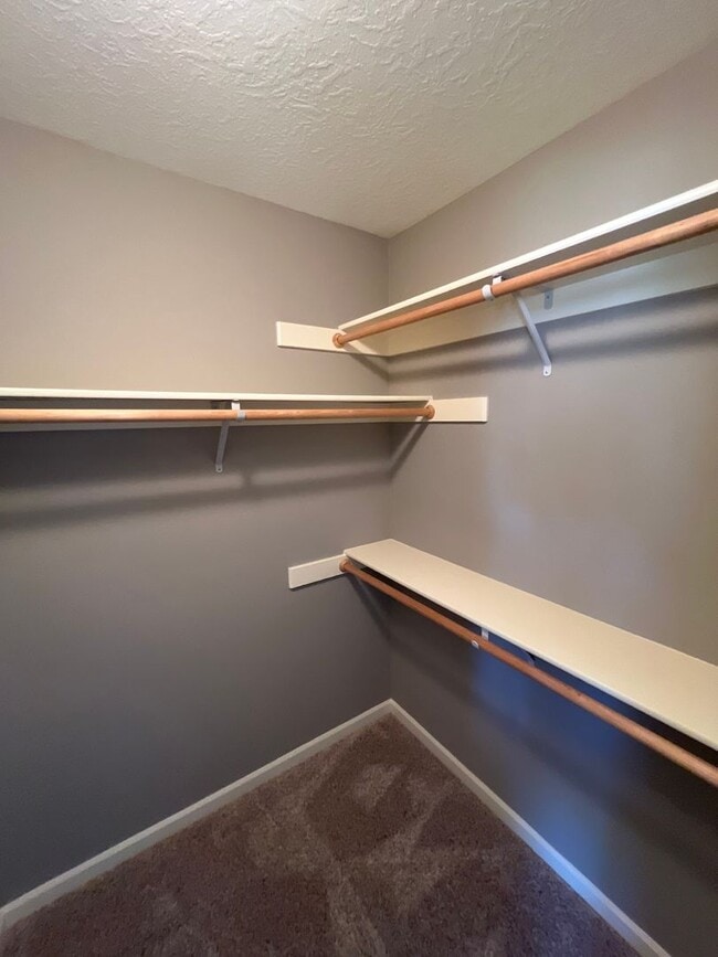Building Photo - Well Maintained Three Bedroom Home in Sout...