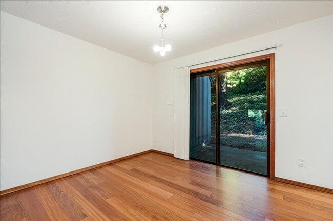 Building Photo - Lovely 3 bedroom, 2.5 bath townhouse with ...