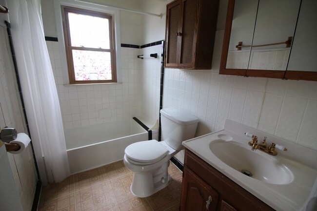 Building Photo - Bungalow Home in Wayne
