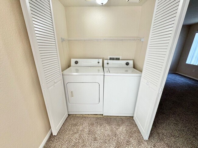 Building Photo - CUTE 2ND FLOOR UNIT, 2 BEDROOM/2 BATH CONDO!