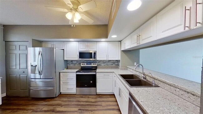 Building Photo - 6495 Shoreline Dr