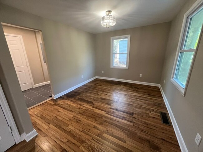Building Photo - Newly renovated 2 bedroom 1 bath house!