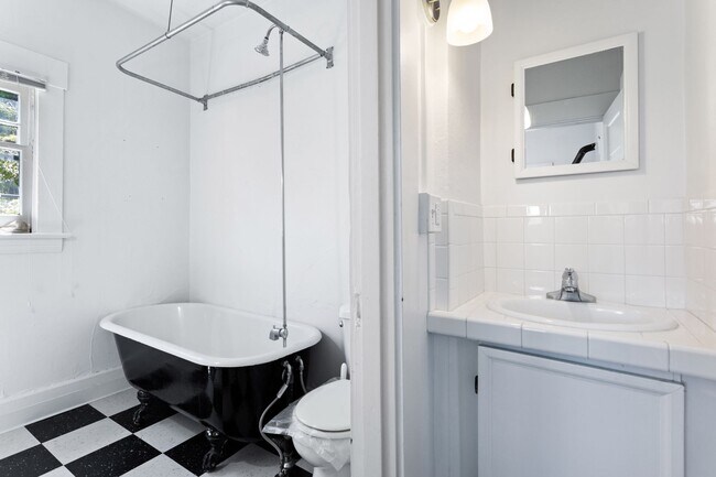 Building Photo - Large Studio apt close in SW! Pets OK!