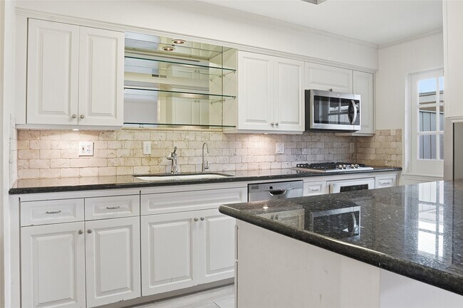 Building Photo - 5817 Valley Forge Dr