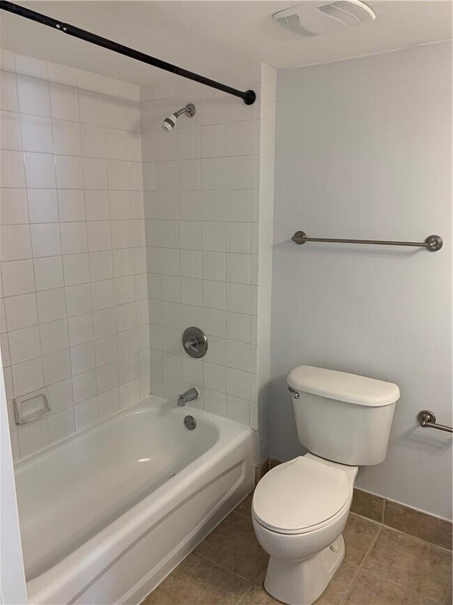 Building Photo - 520 SE 5 Ave