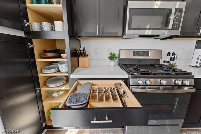 Building Photo - 237 Callen Falls Ave