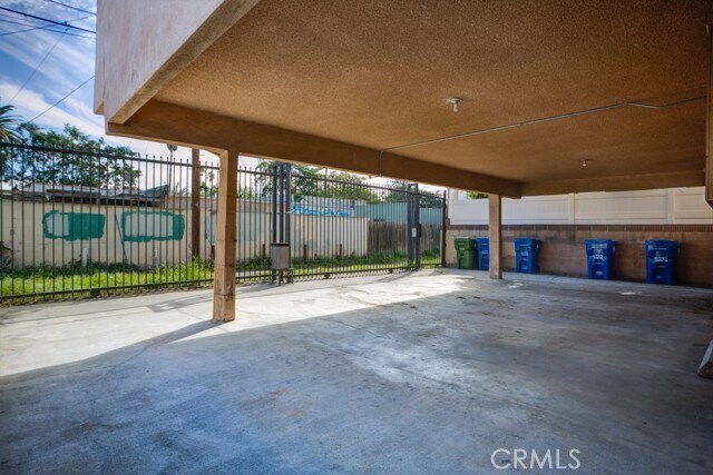 Building Photo - 2232 S Sycamore Ave