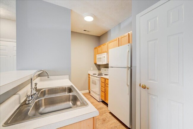 Building Photo - **Swimming Pool*****1 Bed 1 Bath******Cross Pointe Business Park*****LAKE VIEW AVAILABLE