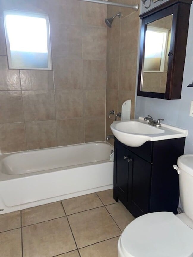 Building Photo - adorable 1 bed 1 bath with backyard private