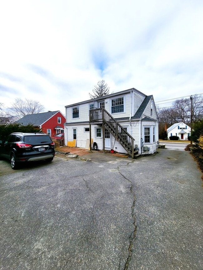 Building Photo - 2044 Cranston St