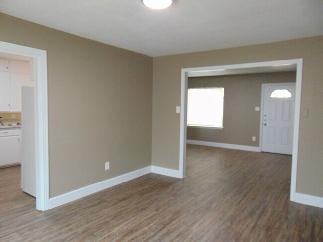 Building Photo - PRE-LEASE NOW! AVAILABLE 6/13/25-2605 33rd...