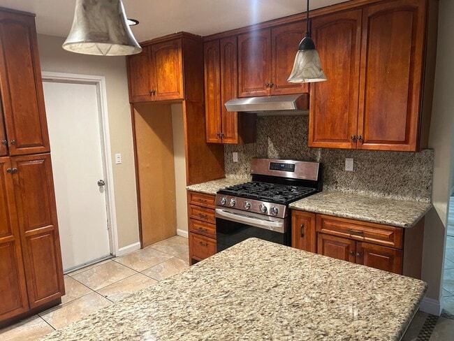 Building Photo - 956 N Sandalwood Ave