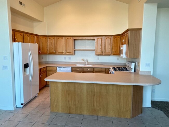 Building Photo - Beautiful 3 bedroom Home in Bloomington Hills