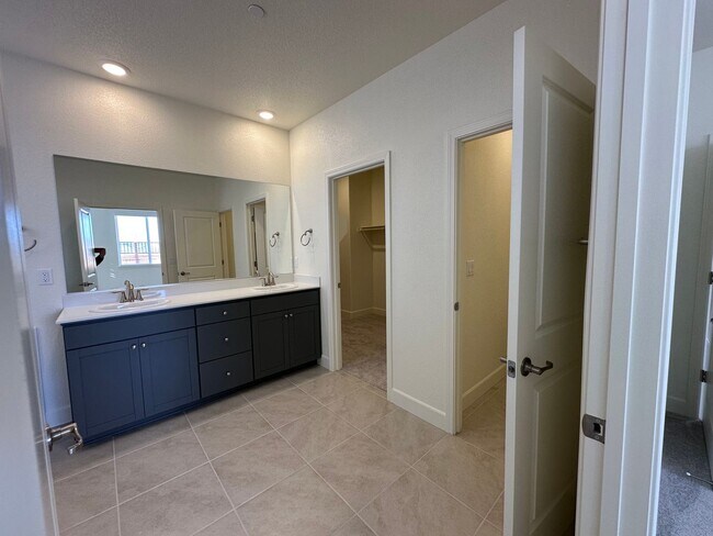 Building Photo - Gorgeous 5 Ridges Home with Spectacular Mountain Views!