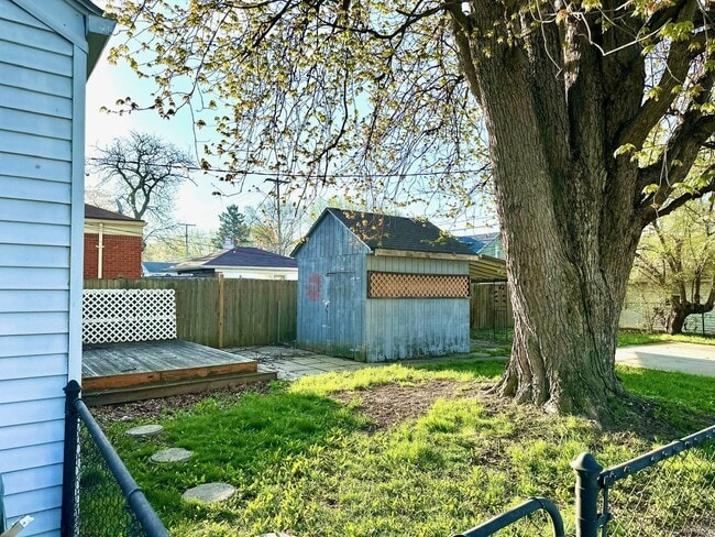 Building Photo - 1697 London