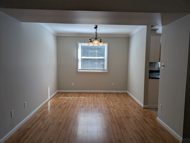 Building Photo - Cozy 2 story, 5 bedroom, 3.5 bathroom hous...