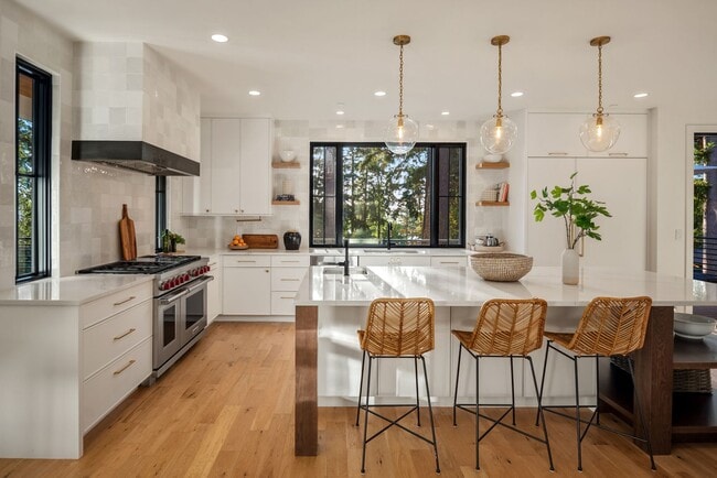 Building Photo - 7Bd/6.5Ba Bellevue Home