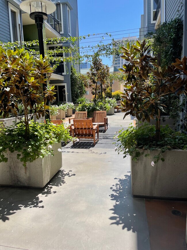 Building Photo - 777 6th Ave