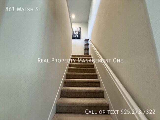 Building Photo - 861 Walsh St