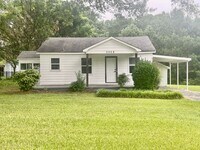Building Photo - Welcome to this Beautiful Newly Renovated ...