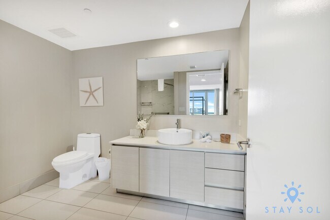 Building Photo - 2602 E Hallandale Beach Blvd