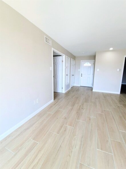 Building Photo - 500 Tiki Dr