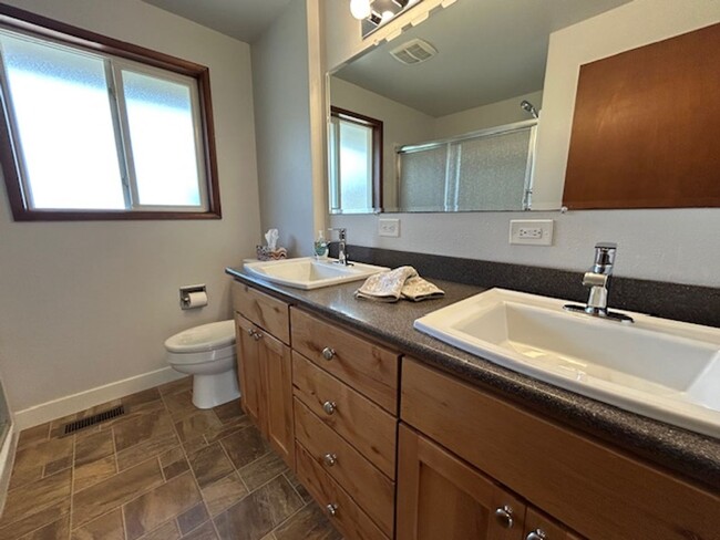 Building Photo - Molalla Country Home