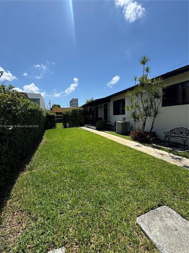 Building Photo - 2723 SW 31st Ct
