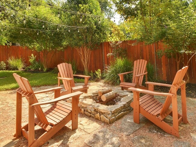 Building Photo - 610 W North Loop Blvd