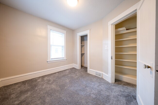 Building Photo - 2654 N Vincent Ave