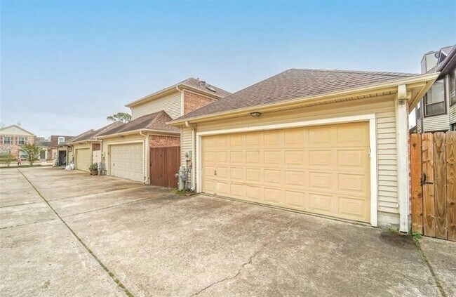 Building Photo - 18226 Vinland Dr