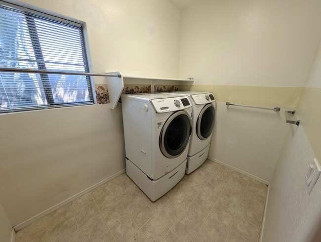 Building Photo - 3 Bedroom Home in the Crismon Crossing Com...