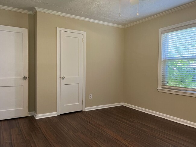Building Photo - Great location! 2 bedroom 1 bath with a bo...