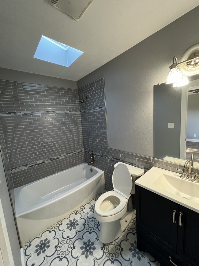 Building Photo - 6219 Poinciana Dr
