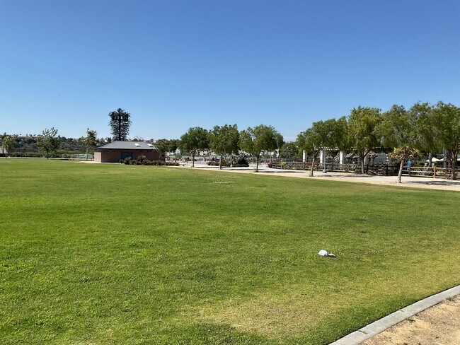 Building Photo - 3 Bedroom 2 1/2 Bath Condo with yard and g...