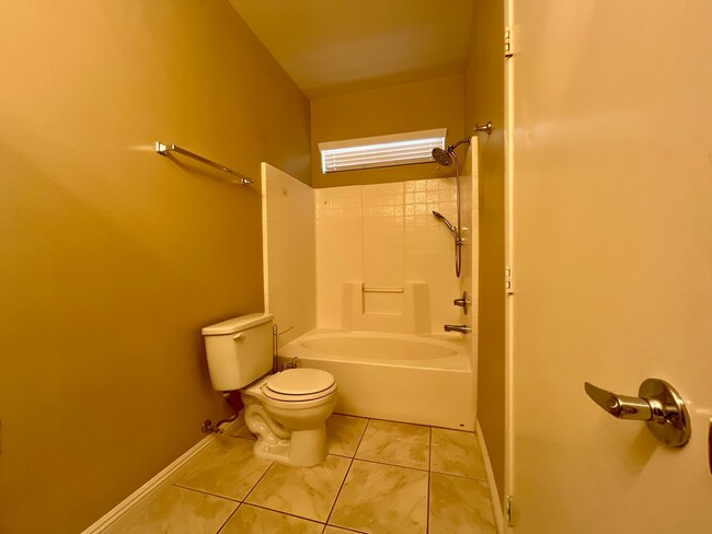 Building Photo - Gorgeous 2 story 3 bedroom 2.5 Bathroom Ho...