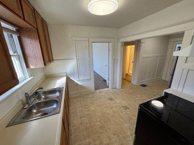 Building Photo - Centrally located 2 bedroom house