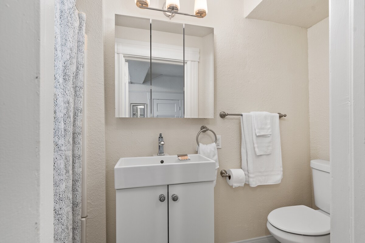 Building Photo - 2121 1st Ave