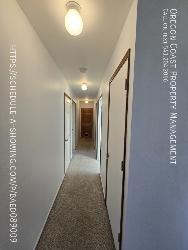 Building Photo - 3bed/2bath - New Deck & Interior Paint